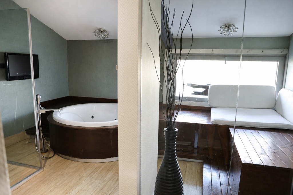 2+1 Superior Suite,Jakuzili