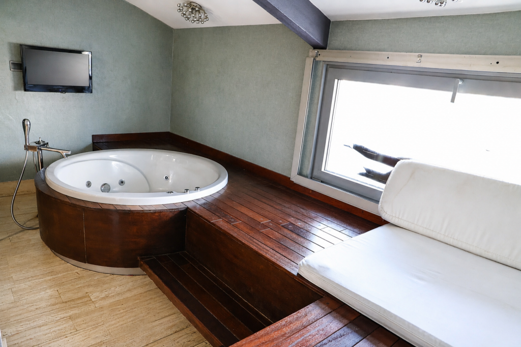 2+1 Superior Suite,Jakuzili