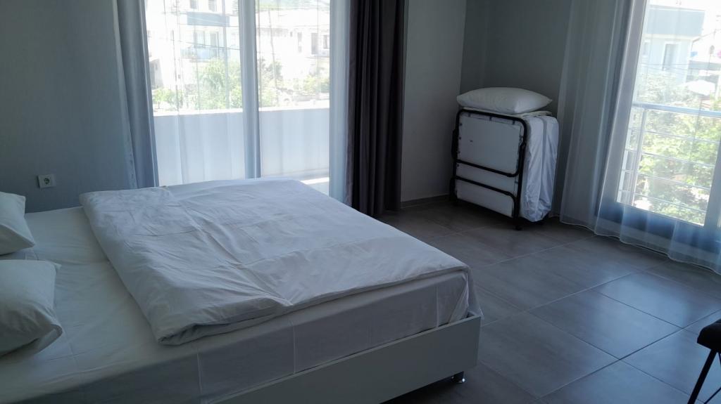 Apart Daire, Cadde Manzaralı (Balkonlu)