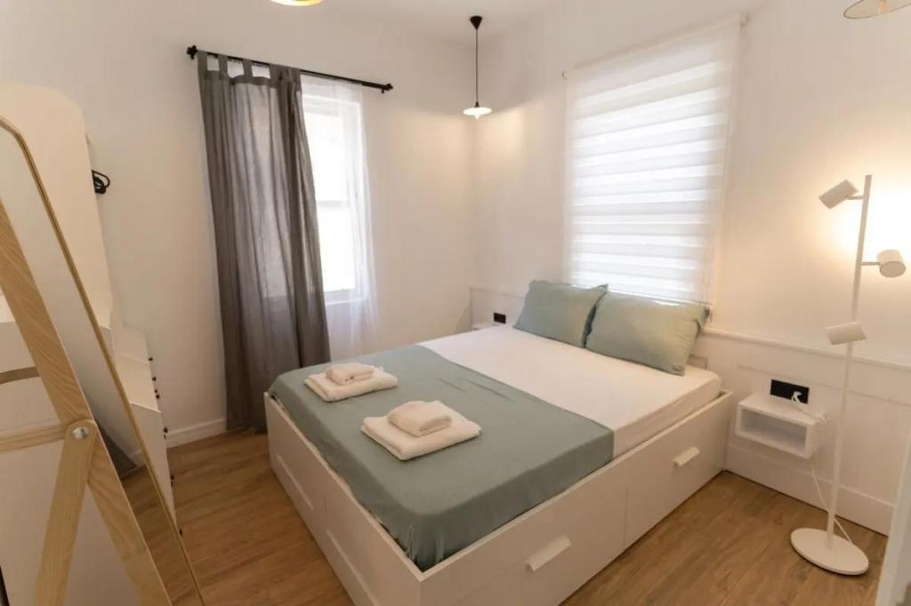 Aile Suit Zemin Kat Odası, Cadde Manzaralı