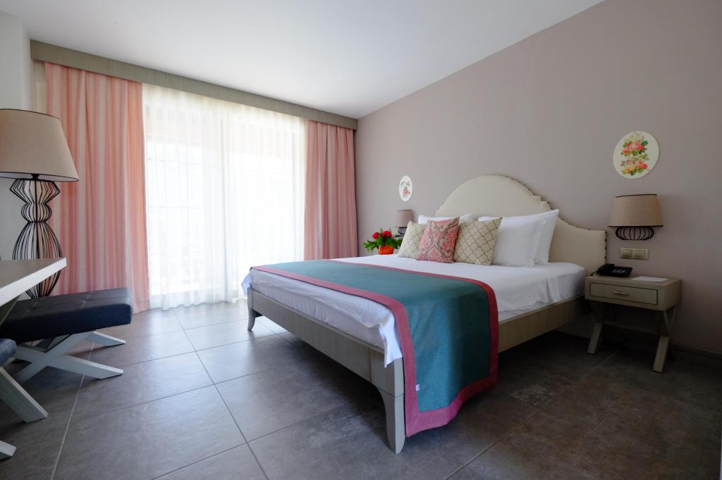 Aile Suit Bahçe Katı Odası, Havuz Manzaralı