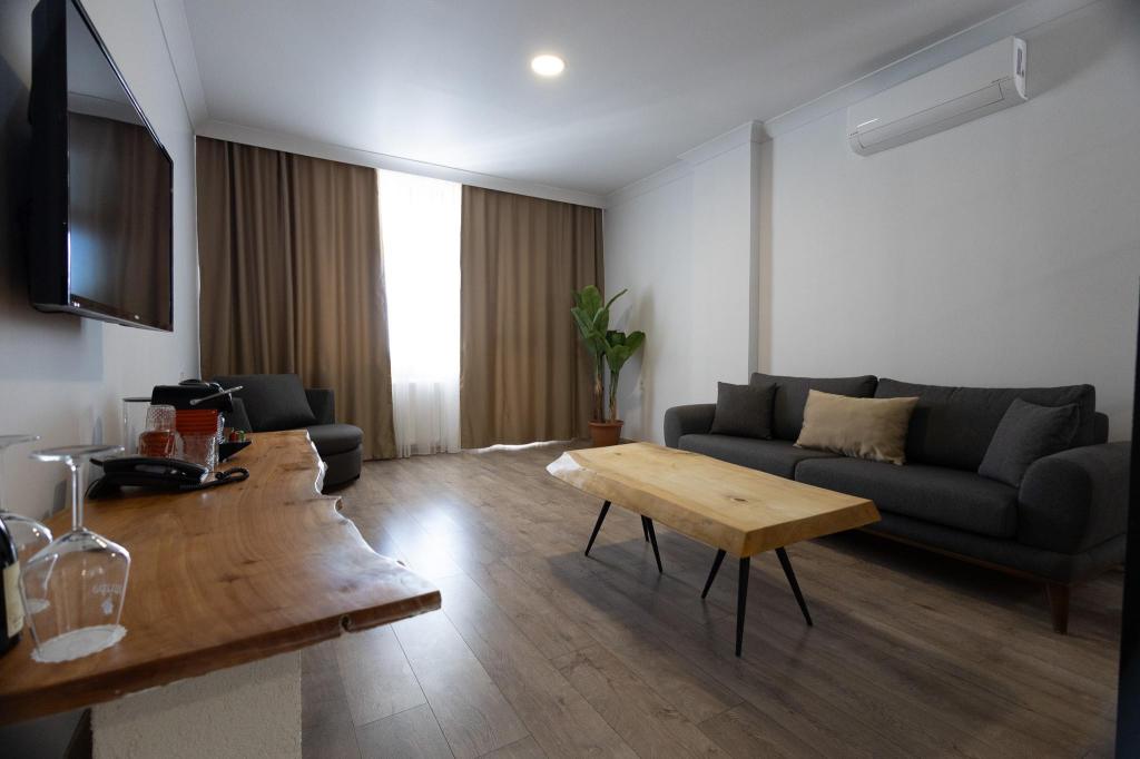 Suit Oda, Havuz Manzaralı (Balkonlu)