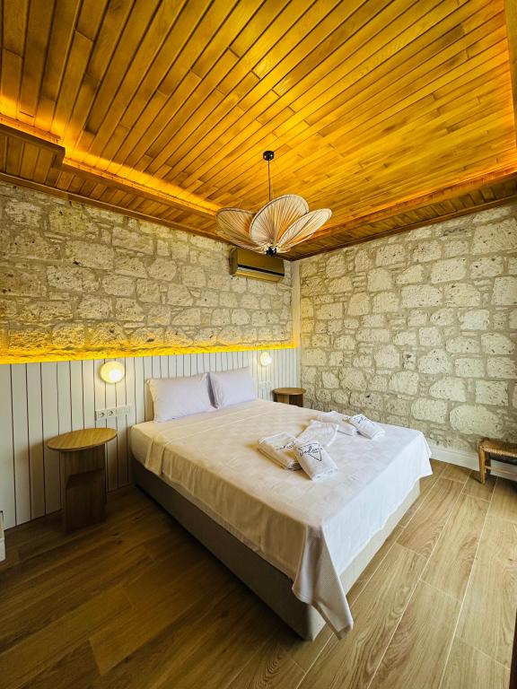 Deluxe Bahçe Katı Oda, Havuz Manzaralı