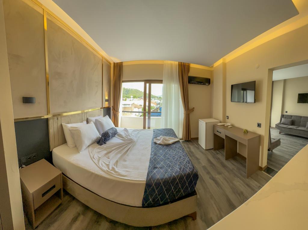 Connected Room, Garden View