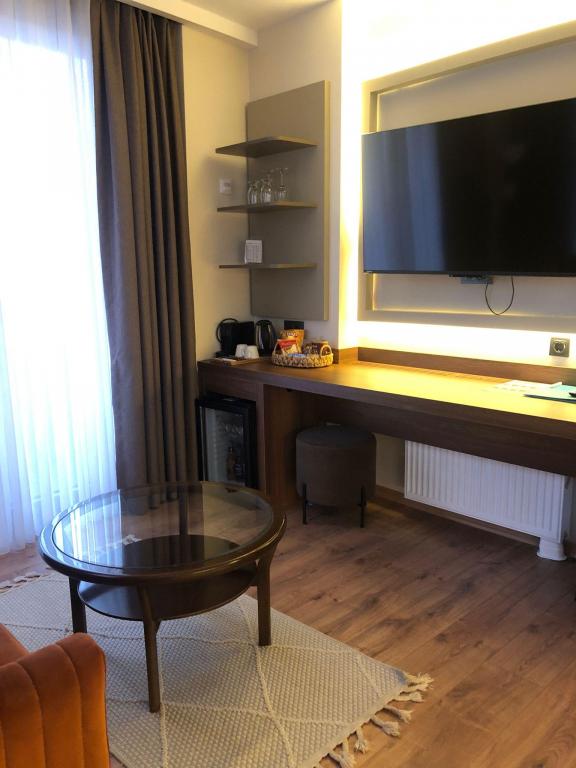 Suite Room with Jacuzzi, Street View, Jacuzzi and Balcony