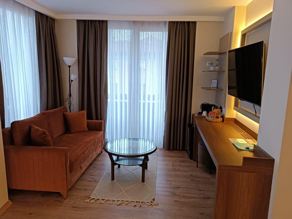 Suit Oda, Cadde Manzaralı (Balkonlu, Jakuzi)