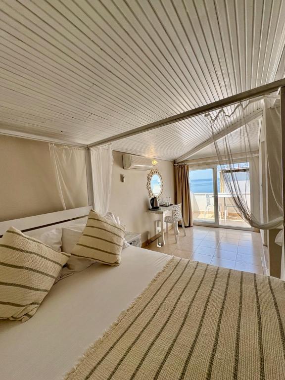 Deluxe Room, Partial Sea View (Balcony)