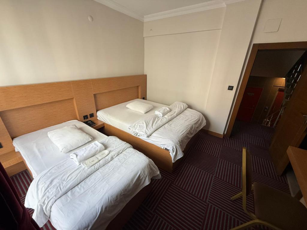 Iki Ayrı Yataklı Oda, Cadde Manzaralı