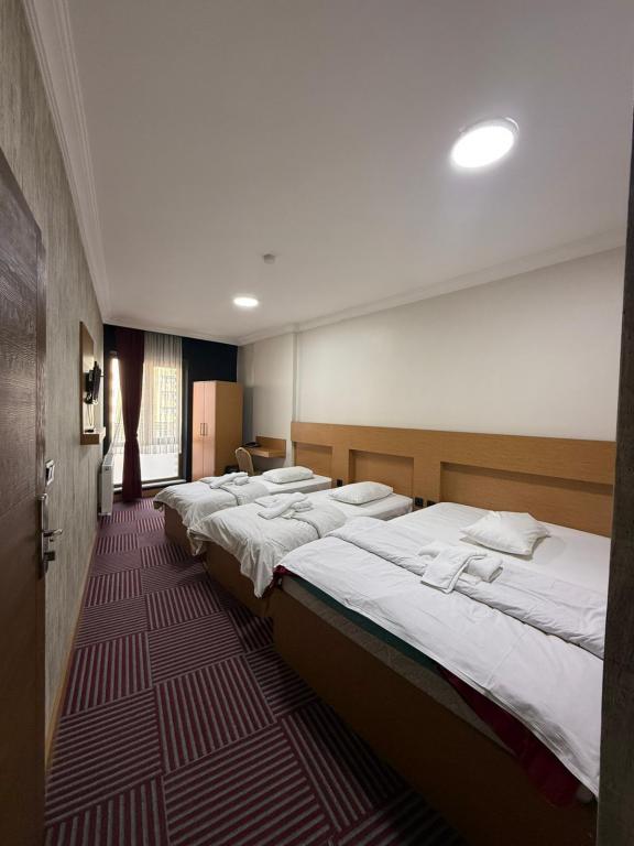 Aile Odası, Cadde Manzaralı