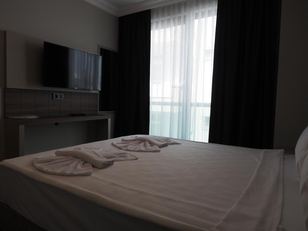 Deluxe Room, City View (Balcony)