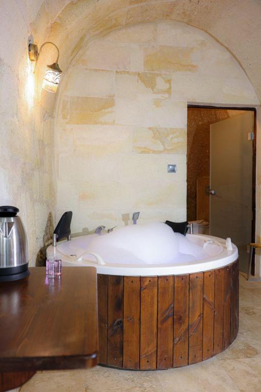 Premium Suite,Avlu Manzaralı,Jakuzili (2 Kişilik)