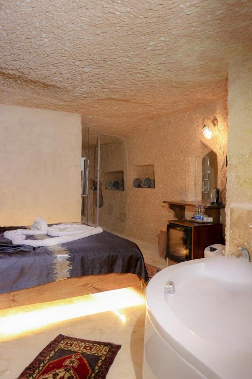 Cave Aile Odası,Avlu Manzaralı,Jakuzili