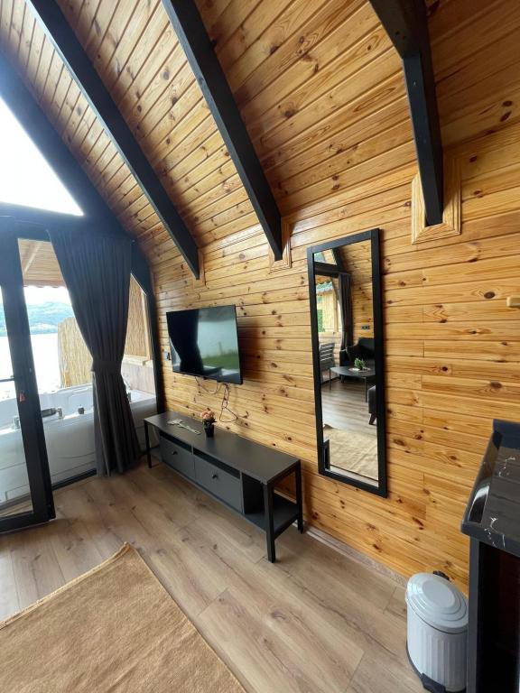 Bungalow, River View (Jacuzzi)