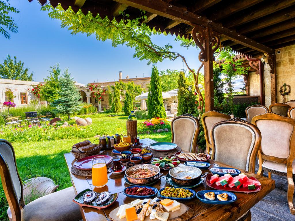 Size Özel olarak Hazırlanmış Serpme Kahvaltı. İster bahçenizde, ister veranda kısmımızda ister restoranımızda yada isterseniz odanızın terasında alabilirsiniz.