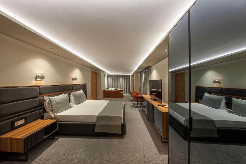 King Suite Room, Lake View (Jacuzzi)