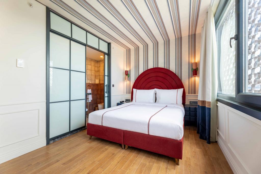 Corner Room, Sea View