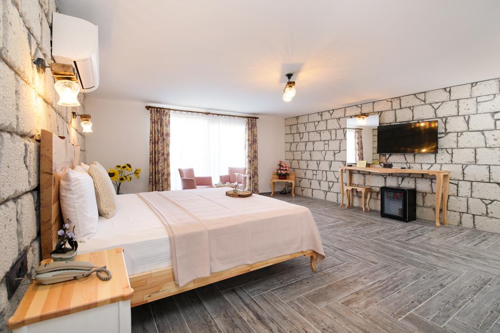King Room, City View (Balcony)