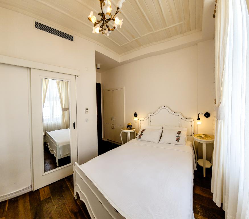 Ground Floor Room, City View