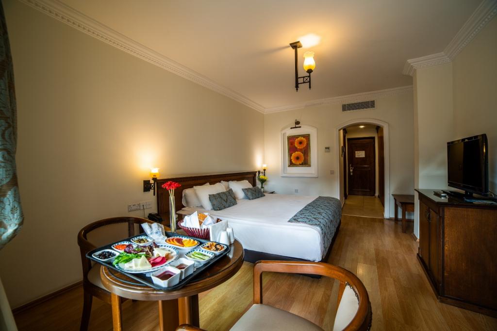 Superior Oda, Kara Veya Havuz Manzaralı