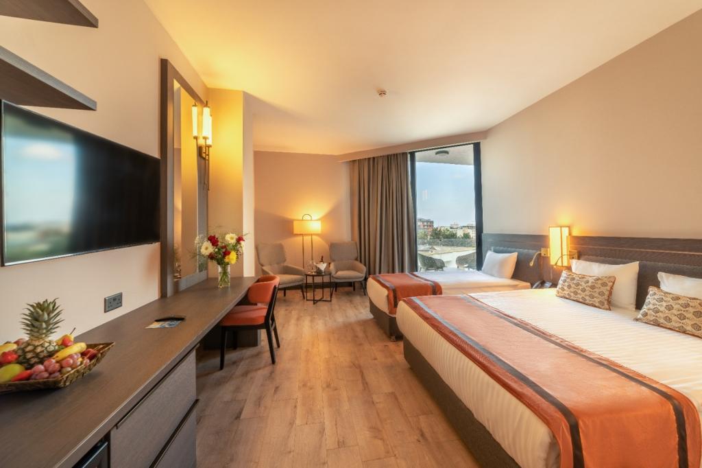 Deluxe Üç Kişilik Oda ,Bahçe Manzaralı,Balkonlu