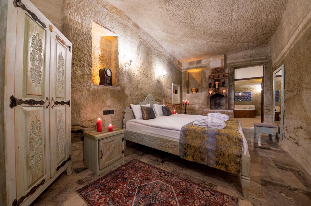 Deluxe Cave Suite Room, Viewless (Jacuzzi)