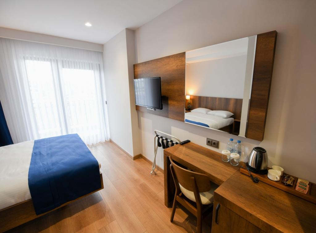 Zemin Kat Oda, Kara Manzaralı