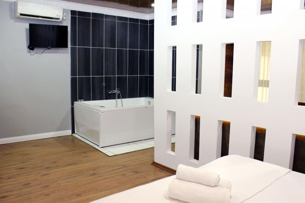 Comfort Room, City View