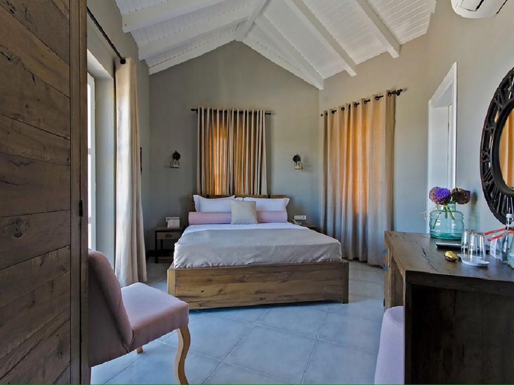 Deluxe Queen Oda,Havuz ve Bahçe Manzaralı,Balkonlu