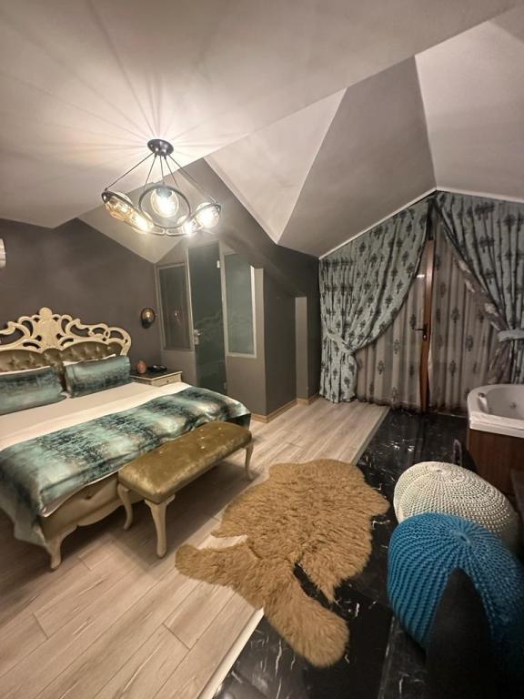 Amethyst Room, Garden View, Fireplace And Jacuzzi