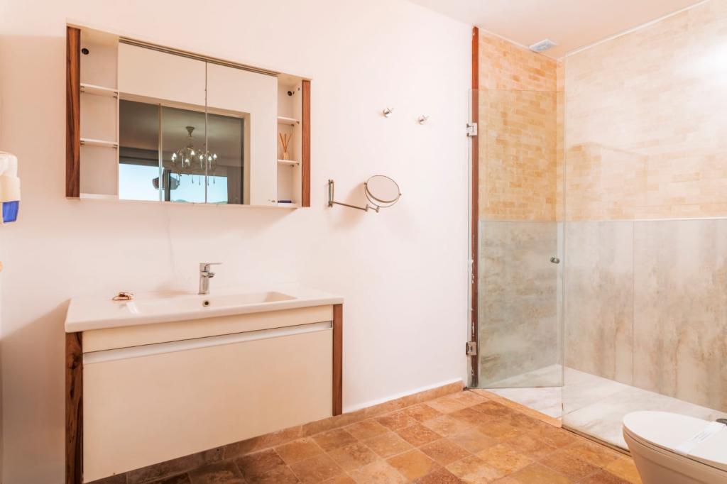 Garden Floor Room, Sea View