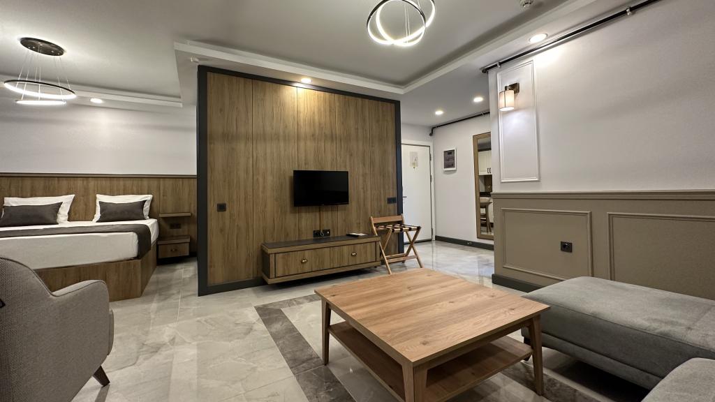 Corner Suite Room, City View (Balcony)