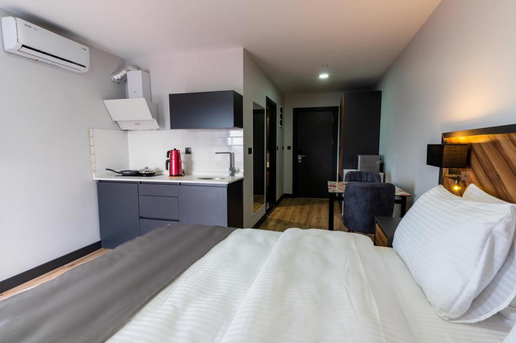 Family Suite Room, City View (Kitchen)