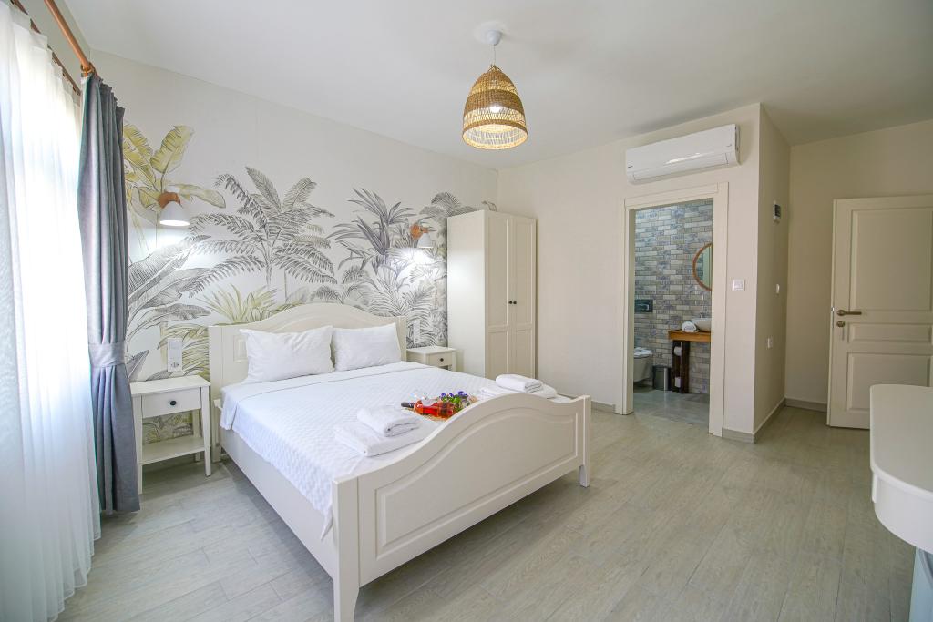 Superior Room, Street View