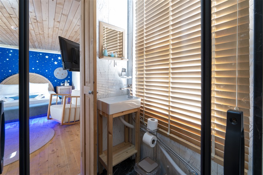 Deluxe King Room, Street View (No Smoking)