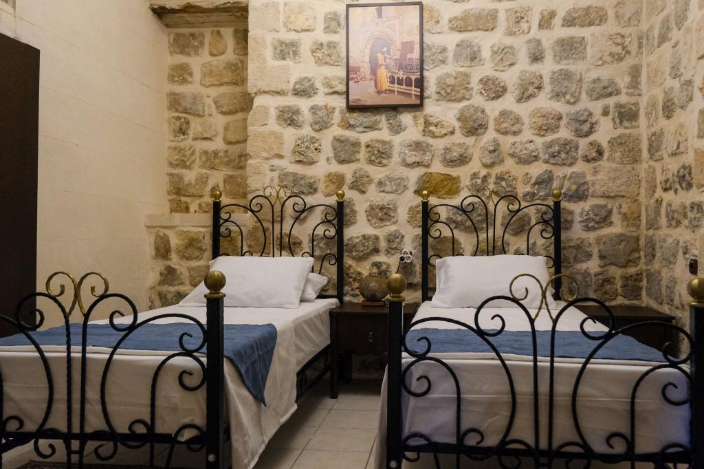 Iki Ayrı Yataklı Oda, Cadde Manzaralı