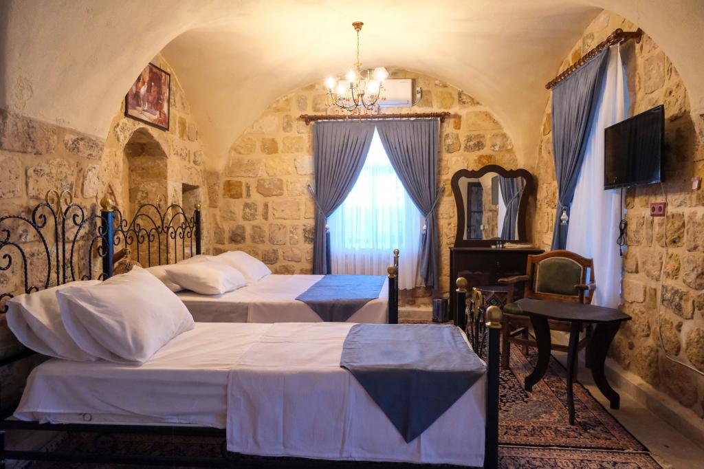 Zemin Kat Oda, Avlu Manzaralı