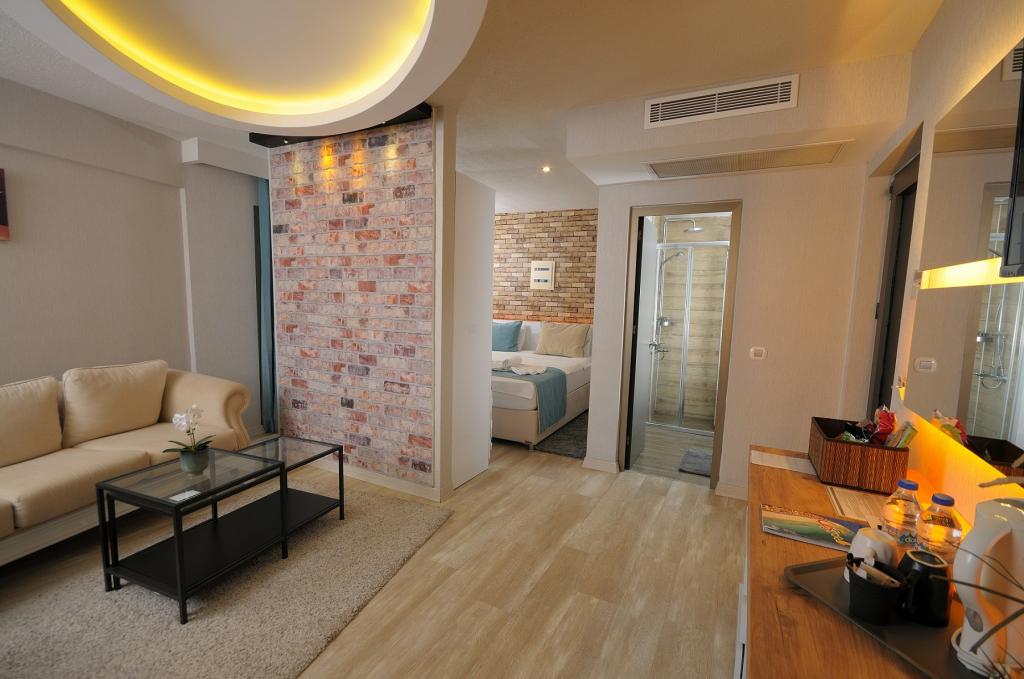 Corner Suite Room, Pool View (Terrace)