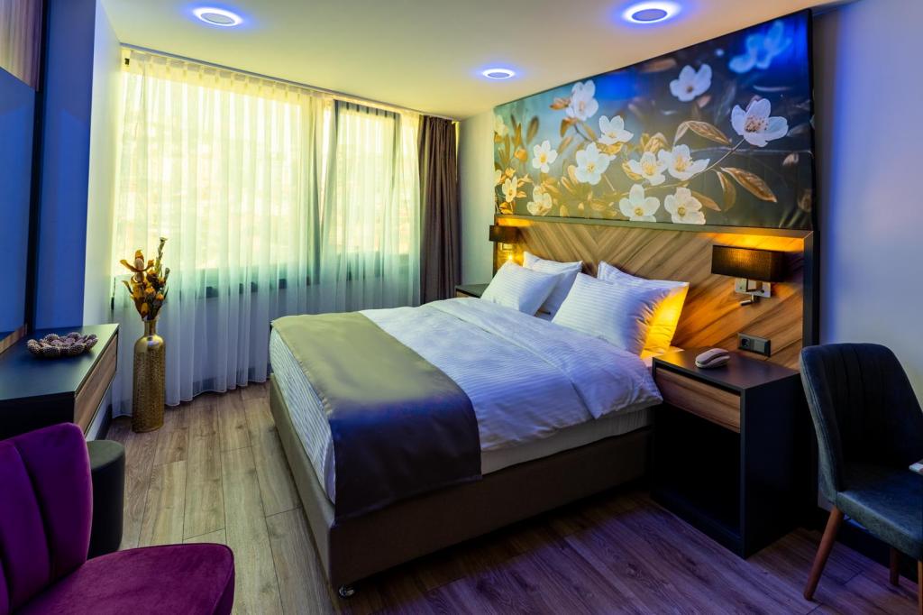 Family Suite Room, City Or Mountain View (Kitchen)