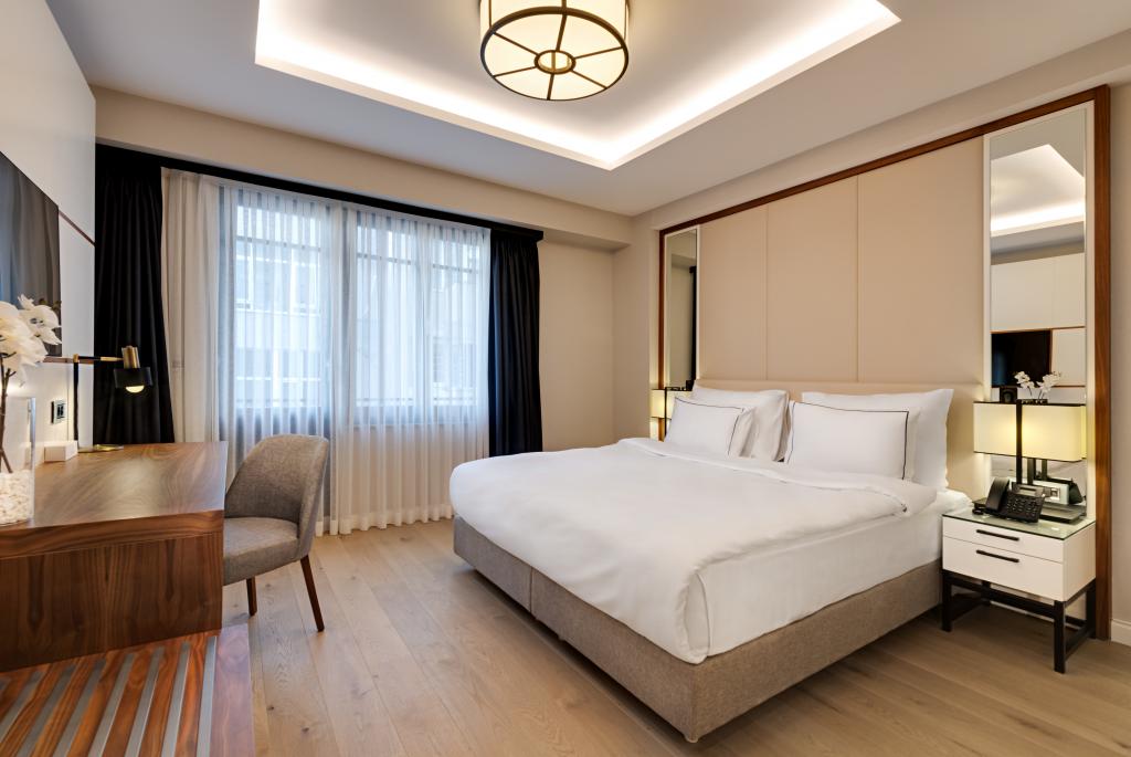 Deluxe Room, City View (Balcony)