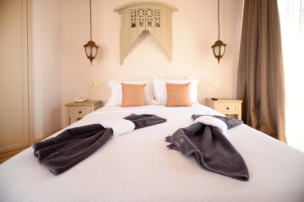 Deluxe Suit Oda, Havuz Manzaralı (Balkonlu)