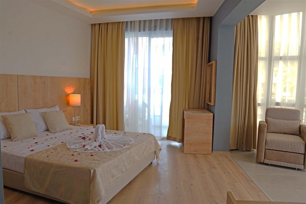 Corner Suit Teras Oda, Havuz Manzaralı (Teraslı)