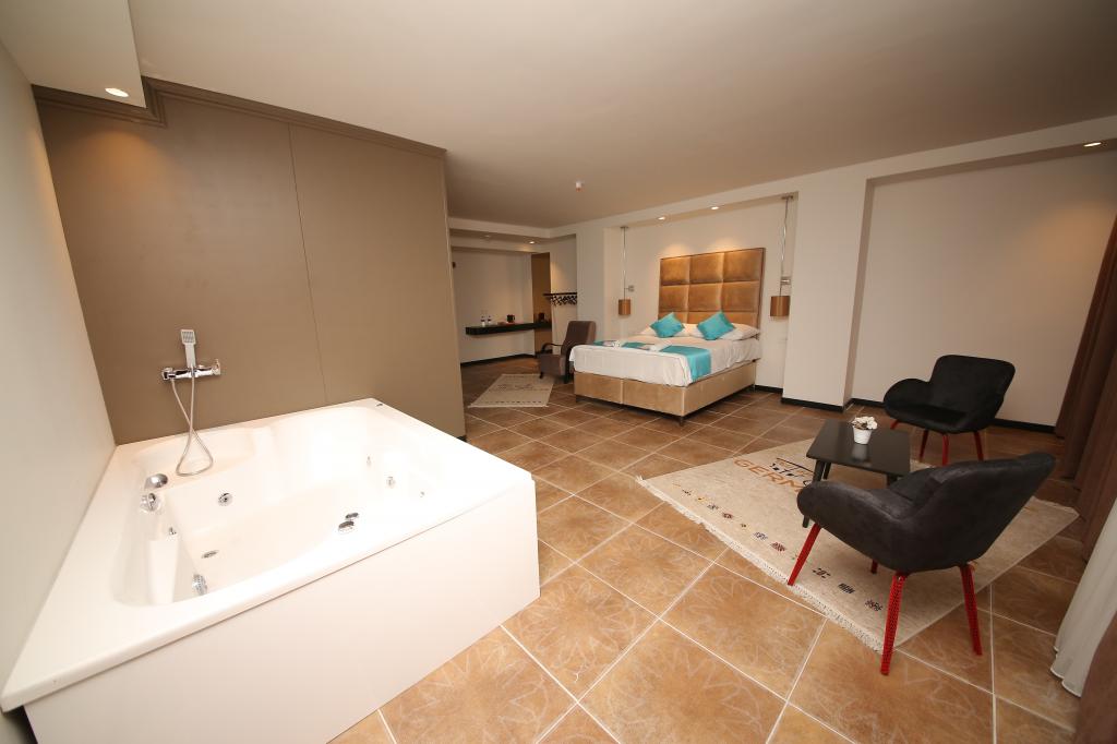 King Suite Deluxe Room, Garden View (Jacuzzi)