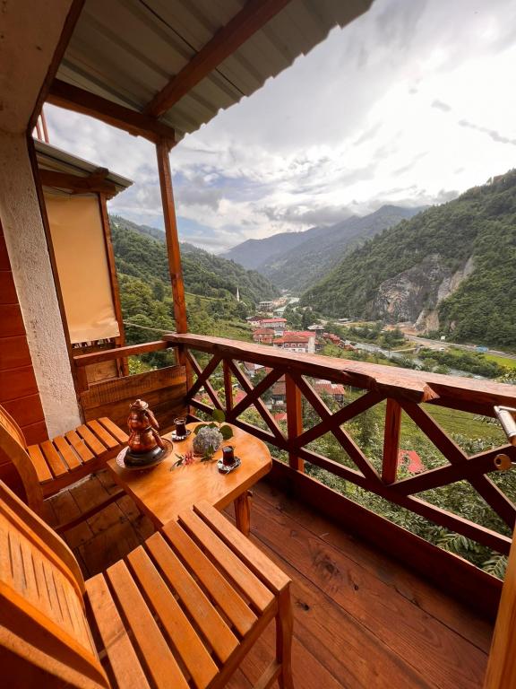 Deluxe Üç Kişilik Oda ,Nehir Manzaralı,Balkonlu
