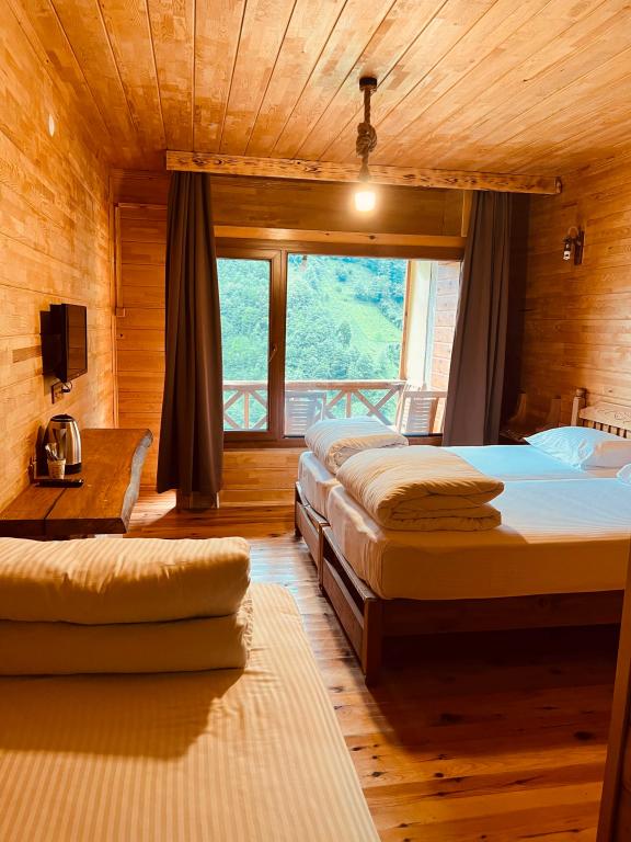 Deluxe Üç Kişilik Oda ,Nehir Manzaralı,Balkonlu