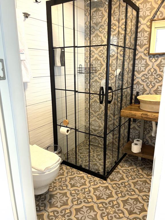 Standart Oda, Kara Manzaralı