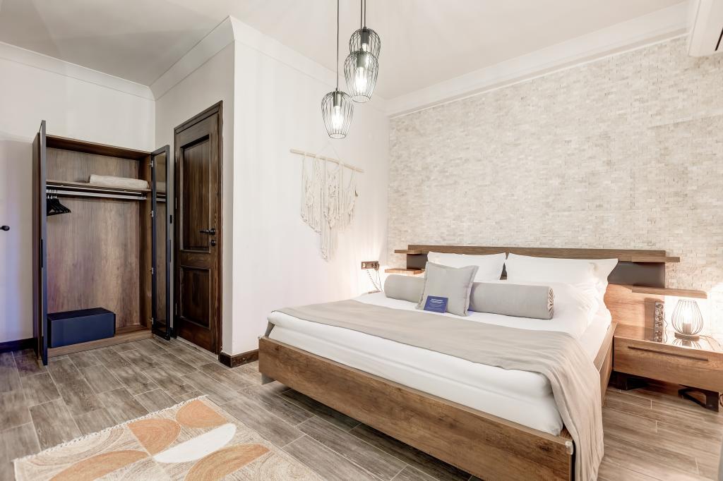 Ground Floor Room, Viewless