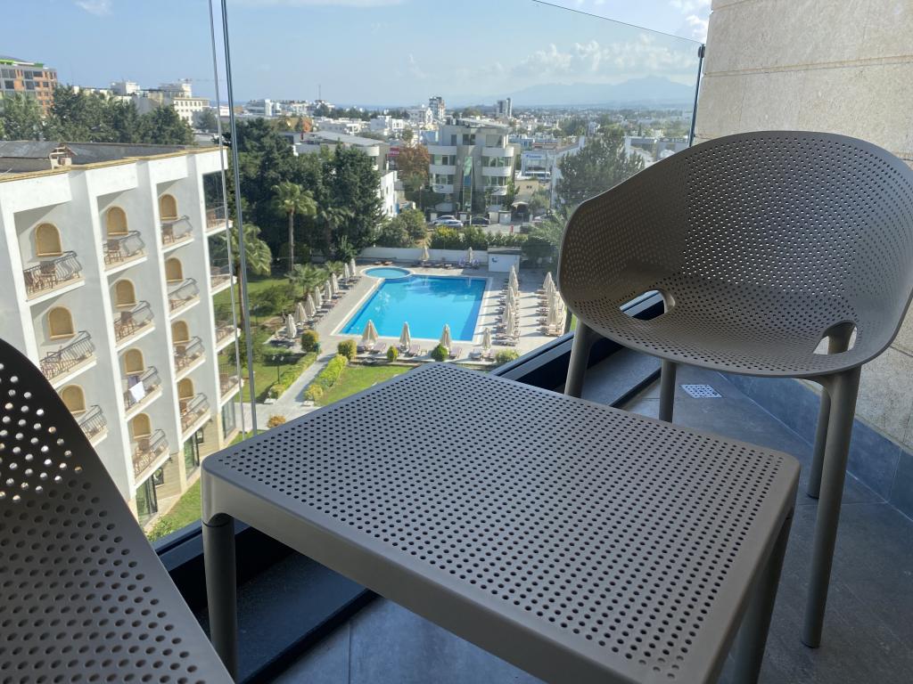 Deluxe Üç Kişilik Oda ,Bahçe Manzaralı,Balkonlu