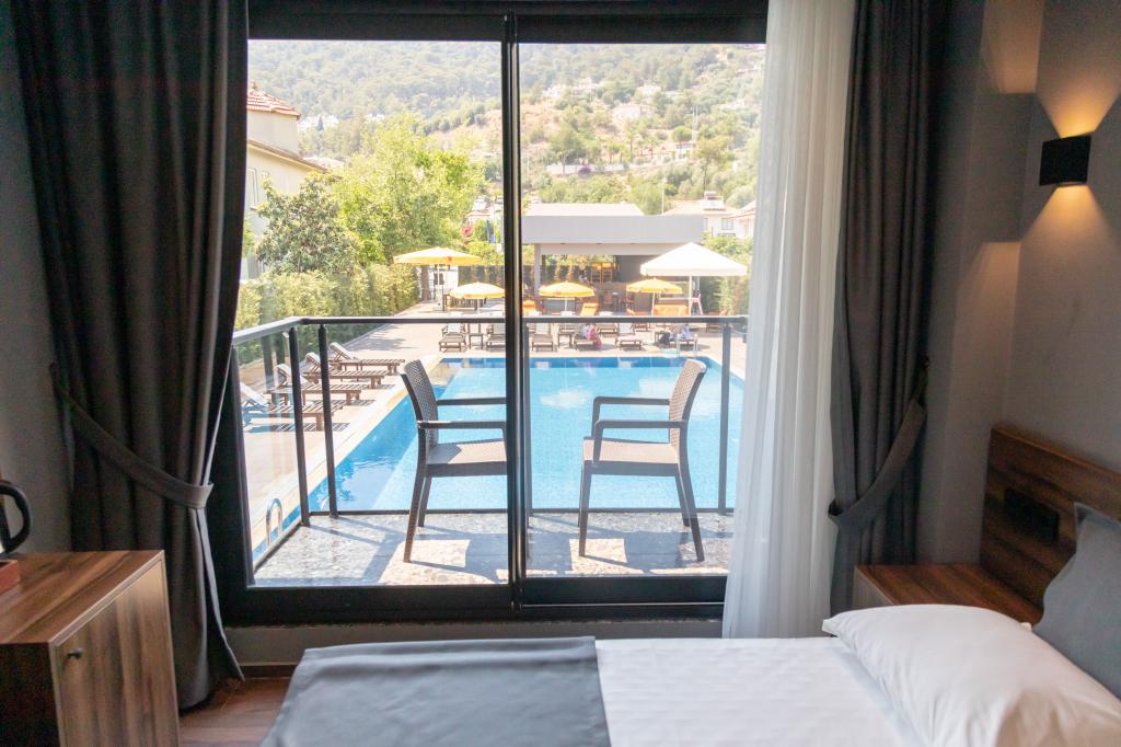Standart Oda, Havuz Manzaralı (Balkonlu)