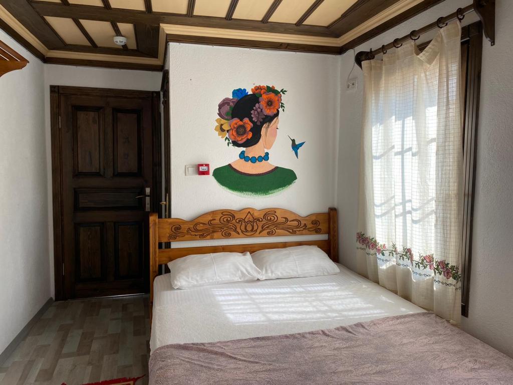 Tomris Odası, Köy Manzarası, Şömine