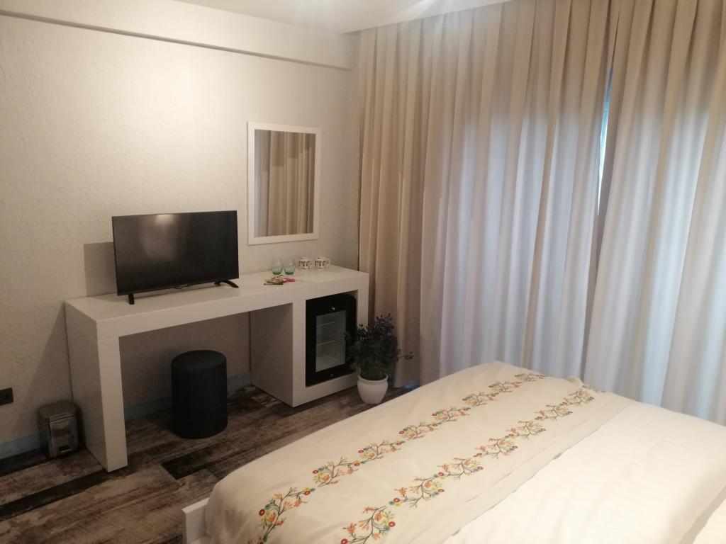 Deluxe Ground Floor Room, Pool View (Terrace)